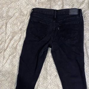 Hey, I’m selling this 311  Levis skinny jeans. It’s used, but In good condition.